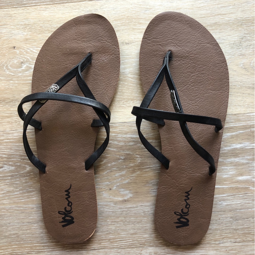 Womens volcom black flip flops new never worn tan  size 8